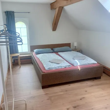 Apartamento Gruenzeit Ferienwohnung, Vor Der Haustuere *